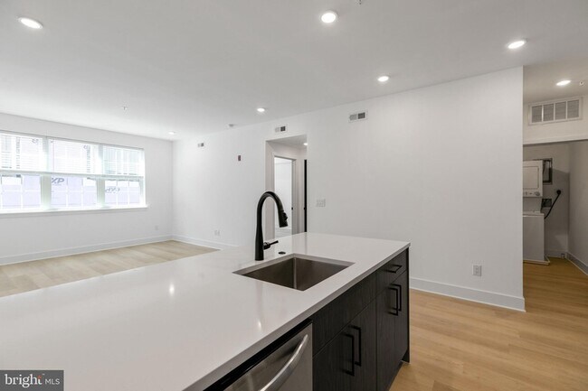 Photo - 3045-51 Richmond St Unit 207