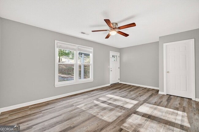 Photo - 255 Lowry St