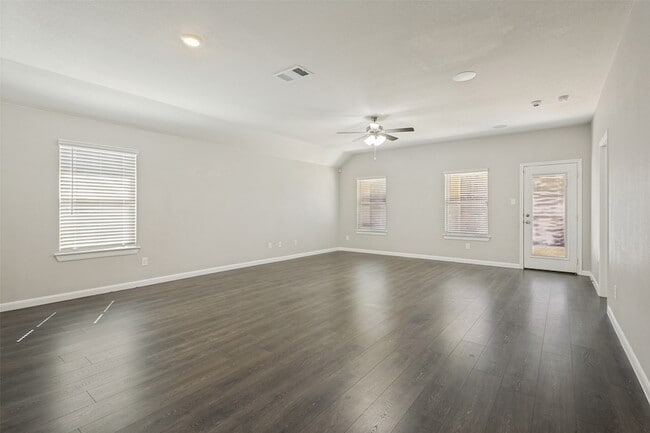 Photo - 707 Range Dr