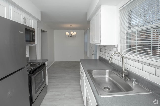 3BR, 2.5BA - 1,400 SF - Buckingham Square