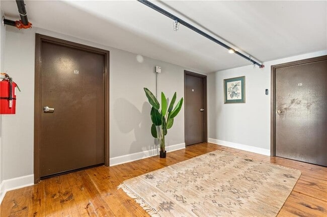 Building Photo - 558 St Francis St