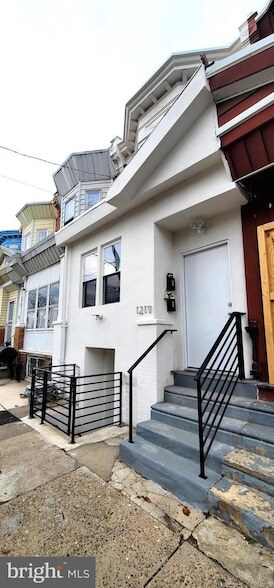 Building Photo - 1219 W Silver St Unit 1