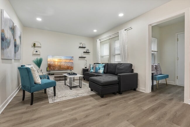 Photo - 366 N Hemlock Ave