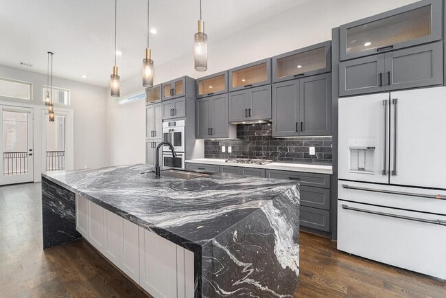 Building Photo - 2221 Francis St