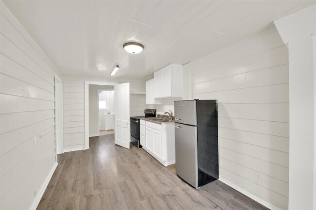 Photo - 4010 Speedway Unit D