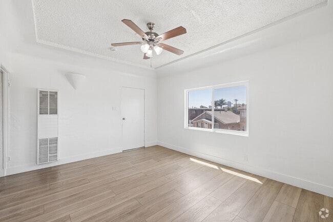 2BR, 1BA - 1,000SF - Living Room - 2700 S Redondo Blvd
