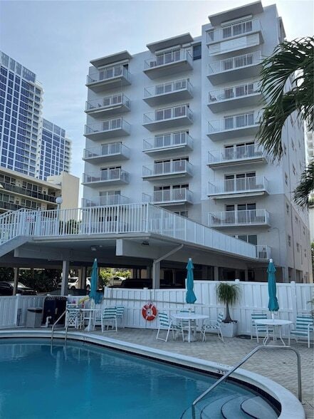 Building Photo - 95 N Birch Rd Unit 303