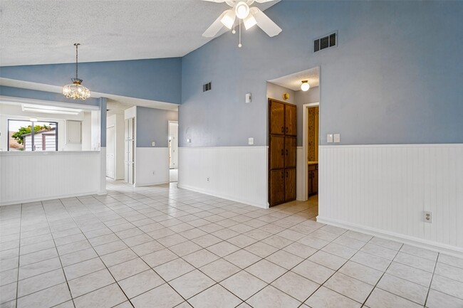 Photo - 657 Prairie Dell St