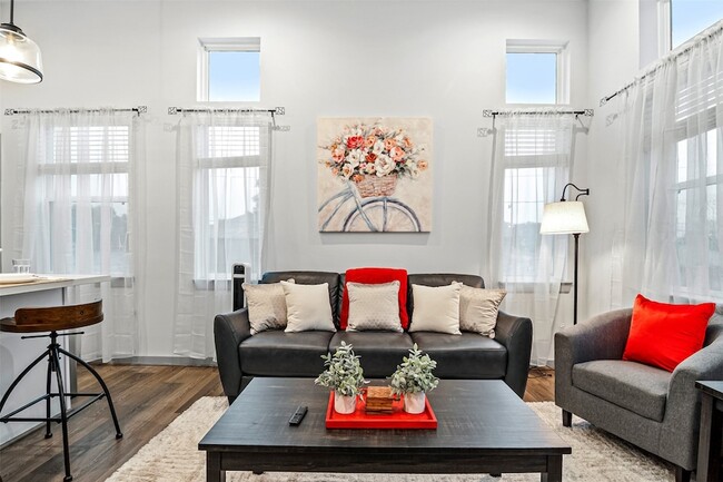 Photo - 829 Emile St