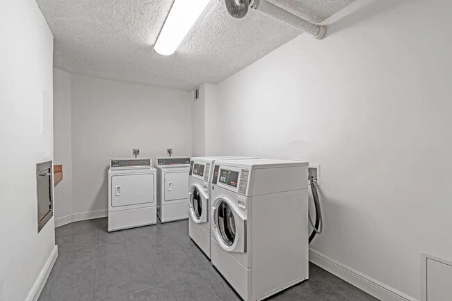 Building Photo - 3801 S Ocean Dr Unit ID1227555P