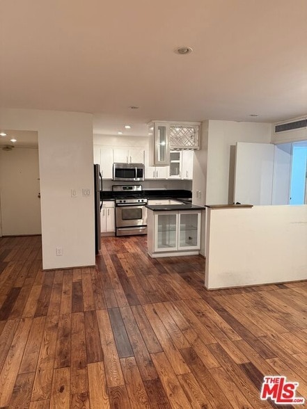 Photo - 800 W 1st St