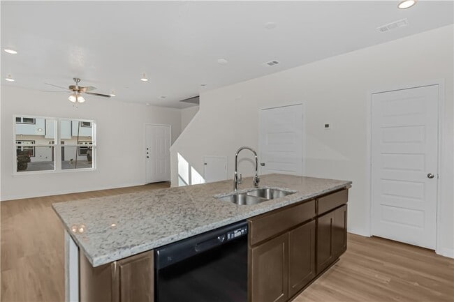 Photo - 601 W 24th St