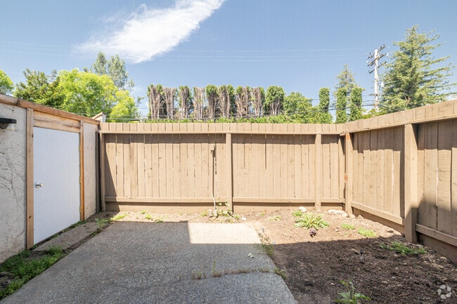 2BR, 1.5BA - 875SF - Woodburn Townhomes