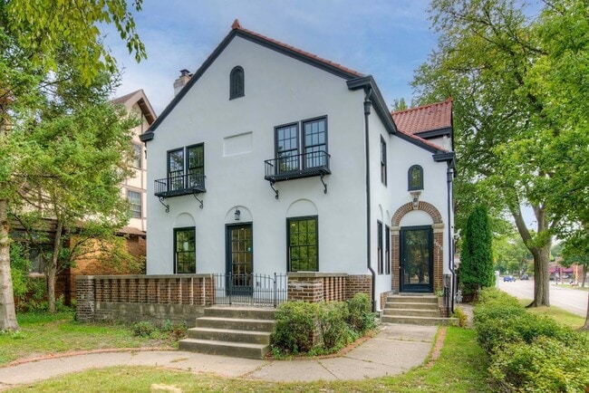 Building Photo - 2056 Summit Ave