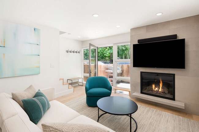 Building Photo - 800 E Hyman Ave Unit ID1337534P