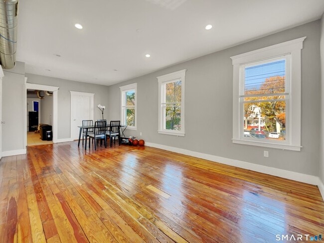 Photo - 258 Nicoll St Unit 3R