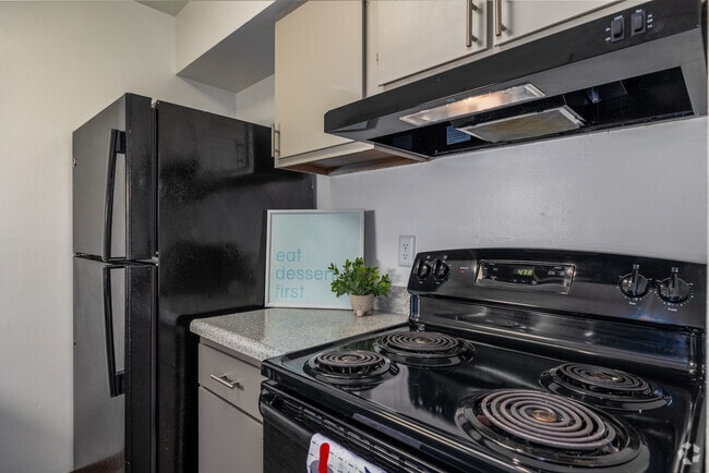Venetian 1BD 1BA - Kitchen - The Avalon Apartment Homes