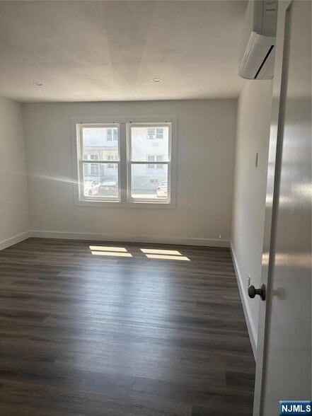 Building Photo - 671 Midland Ave Unit 9A