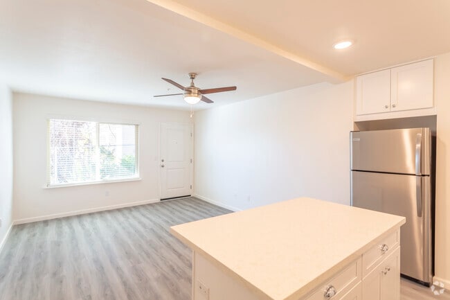 1 BR, 1 BA - 700 SF - Essex Heights