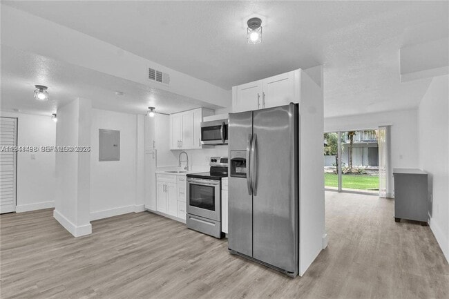 Building Photo - 9371 Fontainebleau Blvd Unit I101