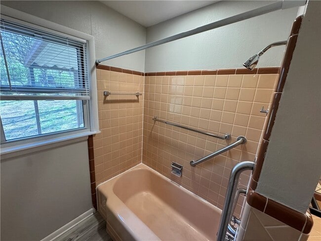 Photo - 119 W Miller St