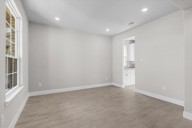 Photo - 401 Parrino pkwy