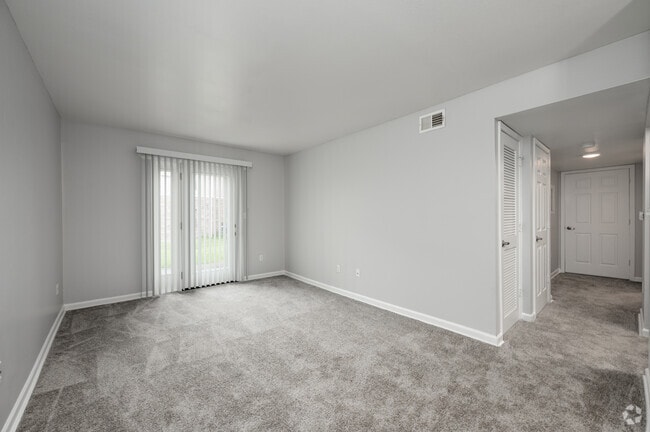 1BR, 1BA - 672SF - Living Room - Eagle’s Edge
