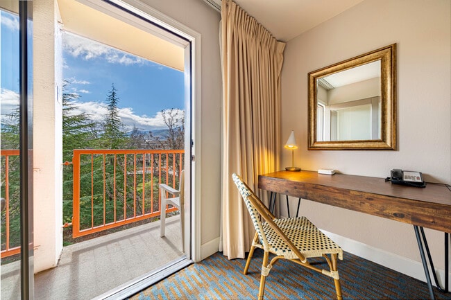 King Suite - Balcony - Ashland Hills Hotel Apartments