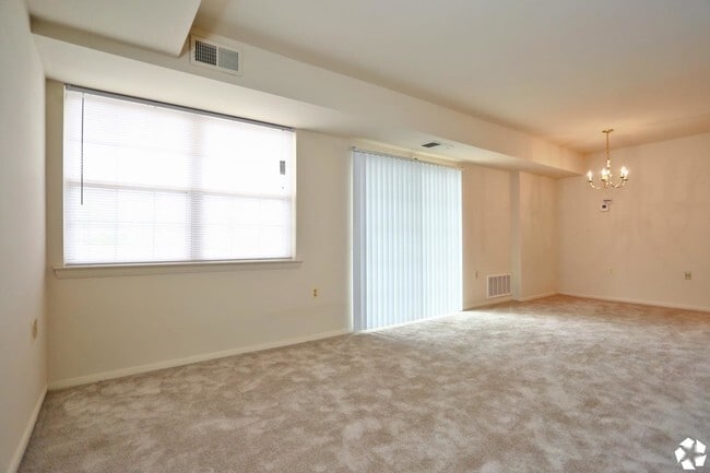 Living Area - Courts Of Mount Vernon