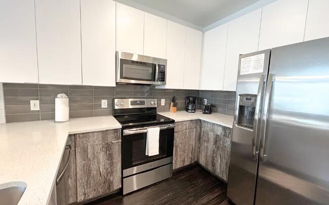 Building Photo - 679 Edgewood Ave NE Unit ID1328923P