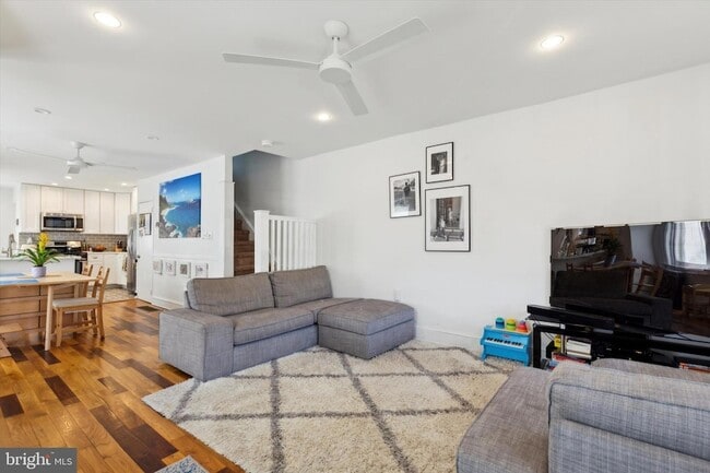 Photo - 322 Woodbine Ave