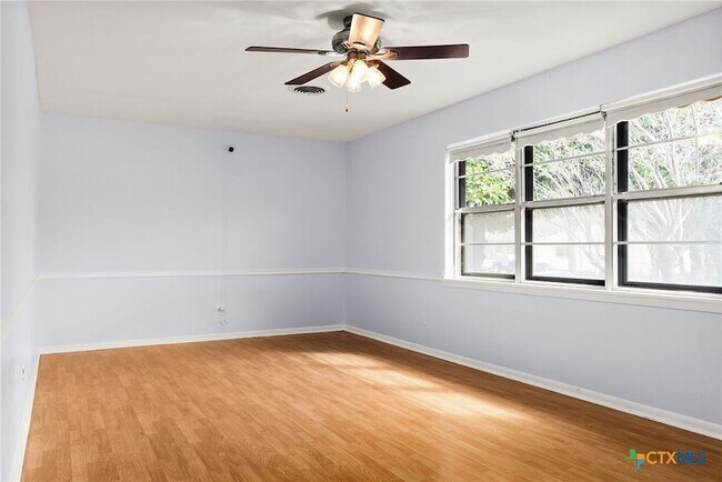 Photo - 204 Oak St