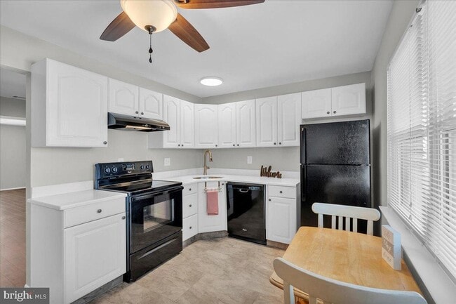 Photo - 915 Silver Ct