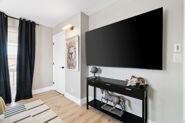 Building Photo - 304 E Goodwin St Unit ID1257809P