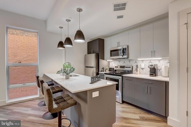 Building Photo - 3029 W Glenwood Ave Unit 207