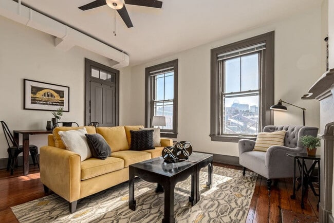 Building Photo - 126 E 13th St Unit ID1056027P