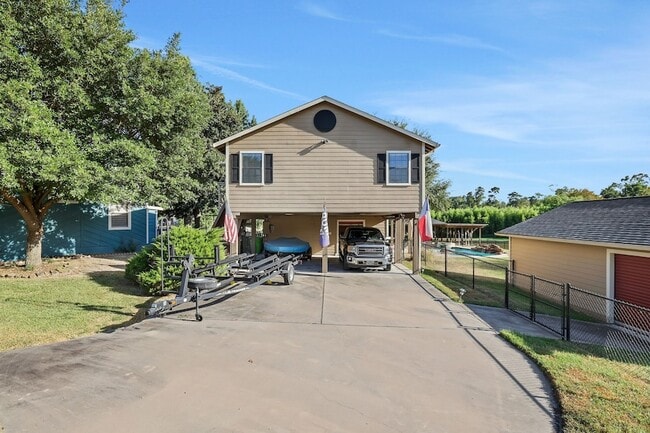Photo - 140 Elm Dr