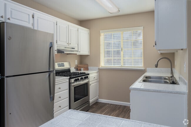 2BR, 2BA - 1190SF - Kitchen - Auburn Townhomes