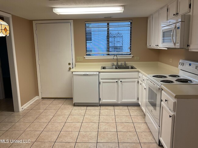 Photo - 139 Lakebend Cir