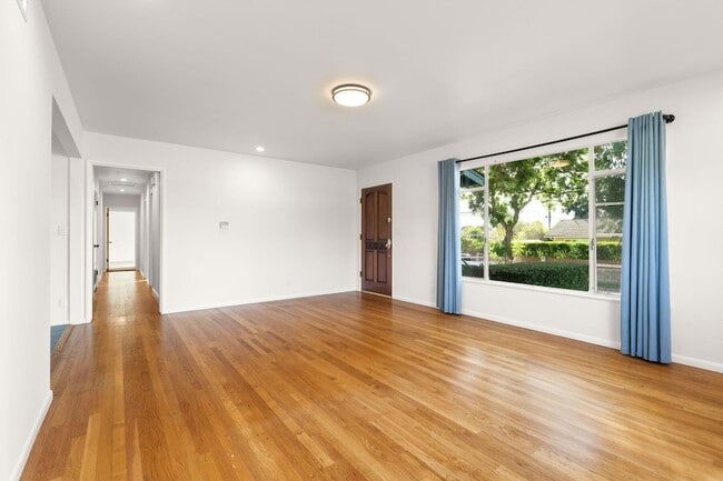 Photo - 5651 N Bryn Mawr St