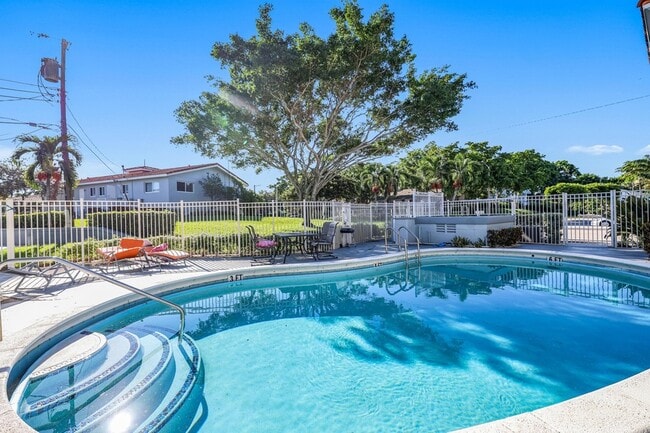 Building Photo - 431 W Camino Real Unit 28