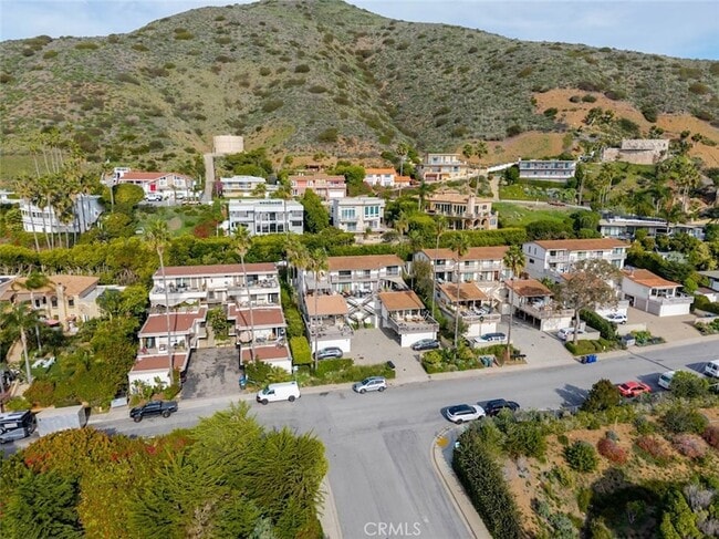 Photo - 11813 Ellice St