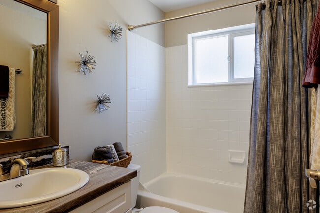 1BR, 1BA - 480SF - Bathroom - Park Place at Expo