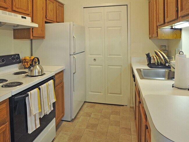 Kitchen - LakePointe Apartments