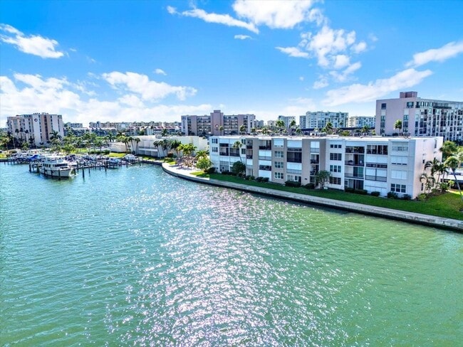 Building Photo - 7625 Sun Island Dr S Unit 107