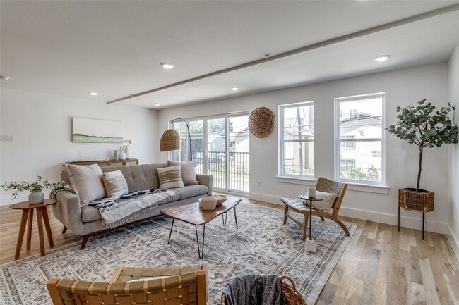 Building Photo - 4701 San Jacinto St Unit 103