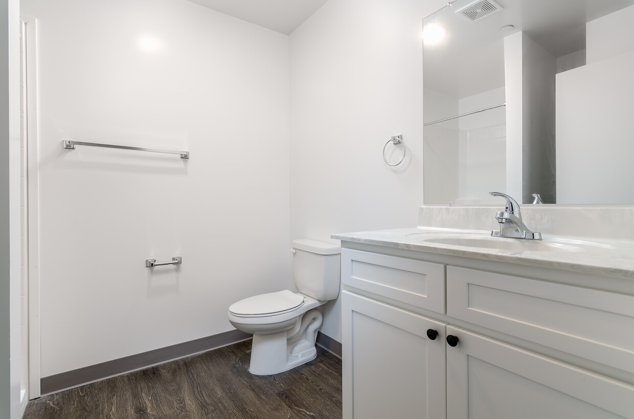 Floor Plan - Deluxe 2 Bd / 3 Ba/Office Utilities Included