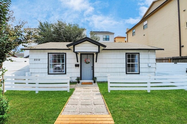 Building Photo - 2210 Detering St