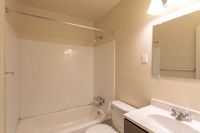 1BR, 1BA - 710 SF - Idylwood Village West