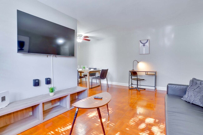 Photo - 1420 W Abingdon Dr Unit FL1-ID1035598P